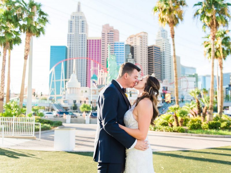 couple kissing in vegas after eloping