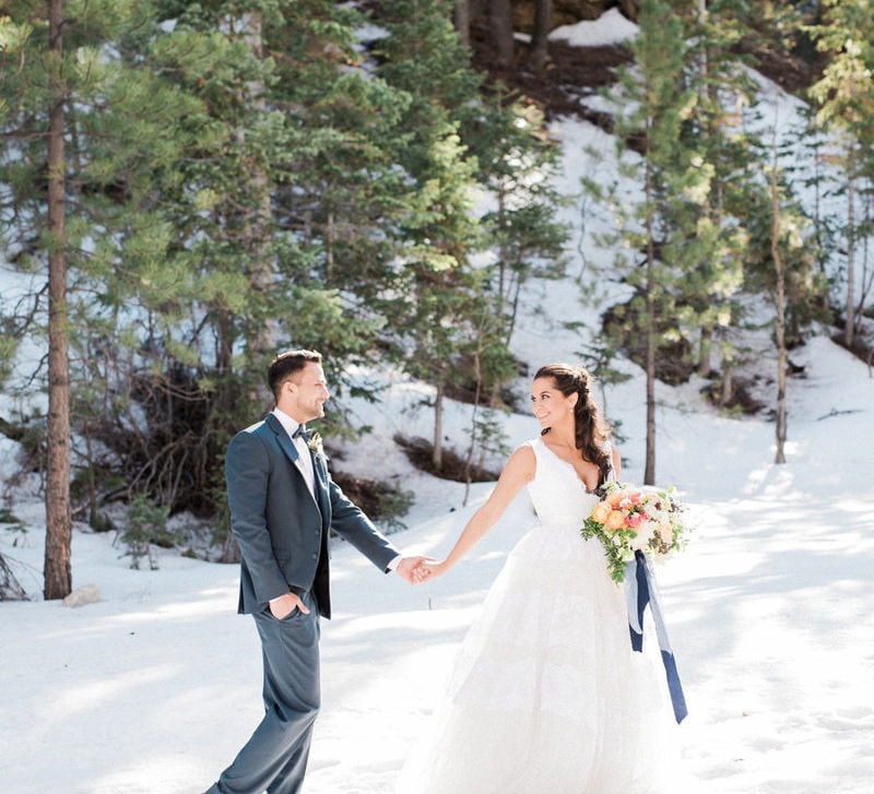 bride and groom winter wedding photoshoot