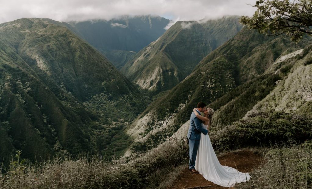 couple having elopement photos done in hawaii